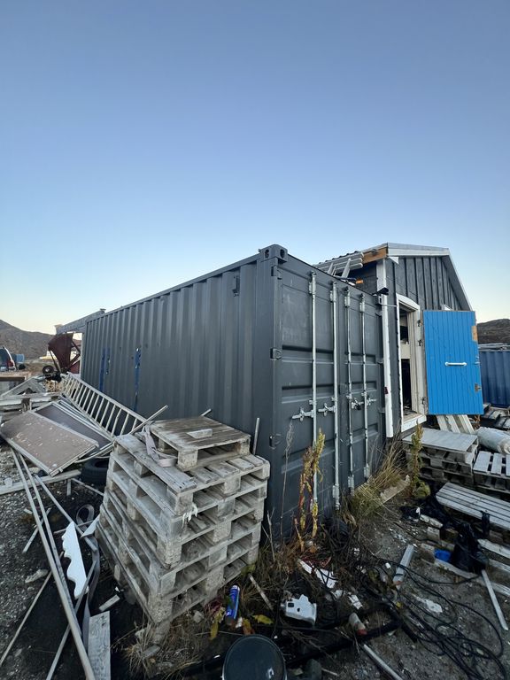 Grå 20 fods container M/ maler udstyr