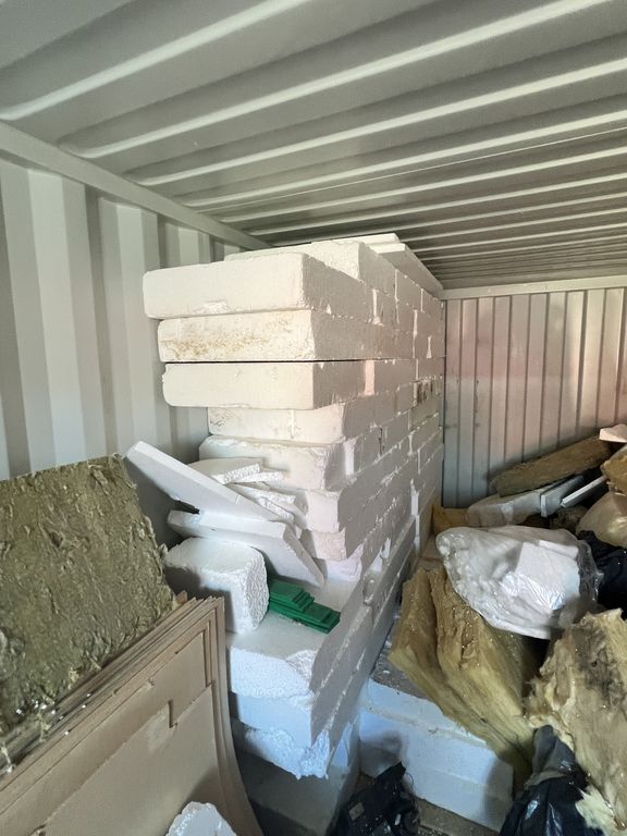 Blå 20 fods Container M/indhold ( nr 7)