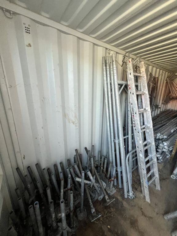 Blå 20 fods Container  M/ stillads ( nr. 8 )