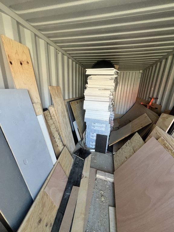 Blå 20 fods container M/ plader  ( nr 6 )