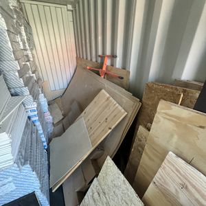 Blå 20 fods container M/ plader  ( nr 6 )
