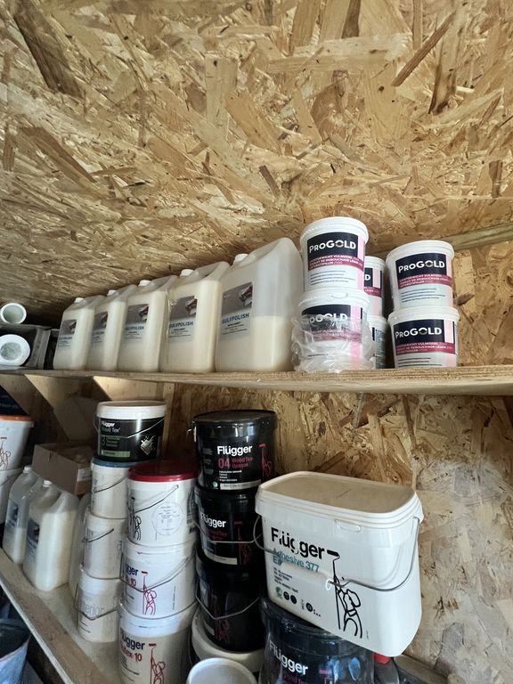 Grå 20 fods container M/ maler udstyr