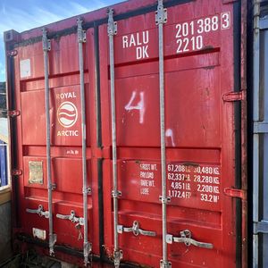 Rød 20 fods container M/ Døre & skabe ( Nr 4 )