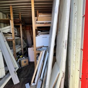 Rød 20 fods container M/ Døre & skabe ( Nr 4 )