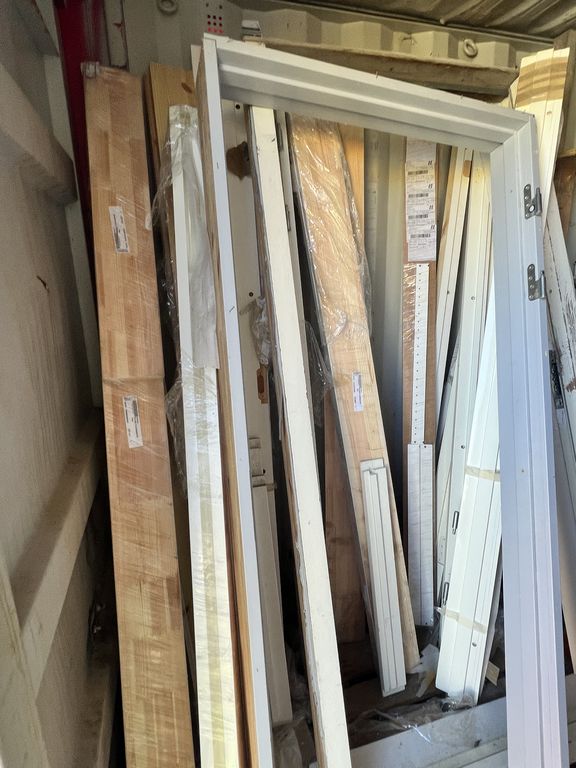 Rød 20 fods container M/ Døre & skabe ( Nr 4 )