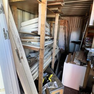 Rød 20 fods container M/ Døre & skabe ( Nr 4 )