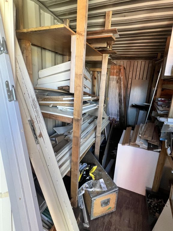 Rød 20 fods container M/ Døre & skabe ( Nr 4 )