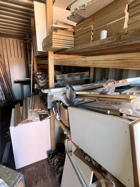 Rød 20 fods container M/ Døre & skabe ( Nr 4 )