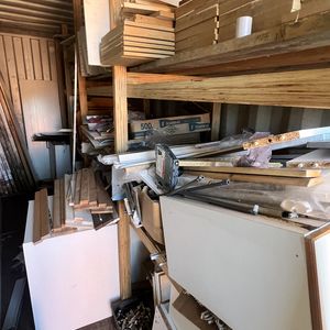 Rød 20 fods container M/ Døre & skabe ( Nr 4 )