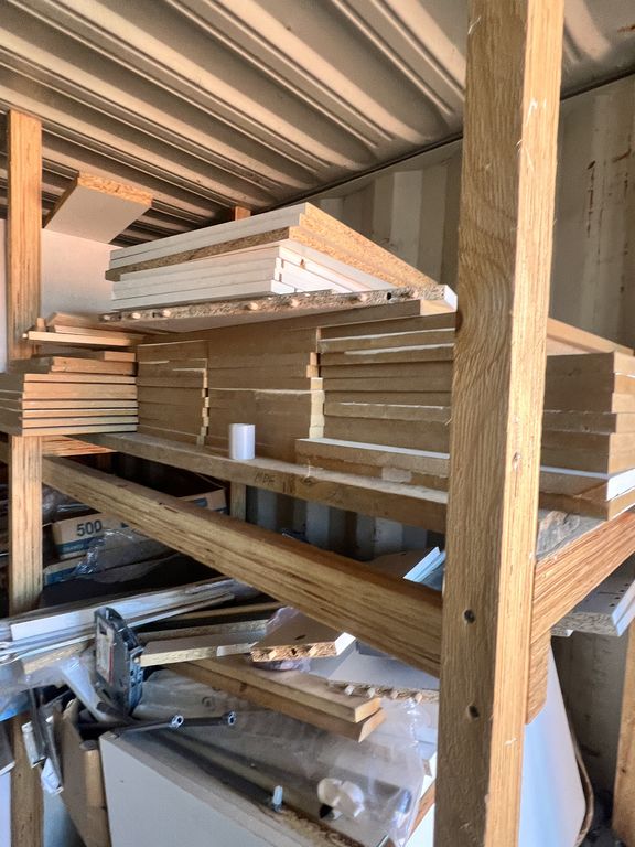 Rød 20 fods container M/ Døre & skabe ( Nr 4 )