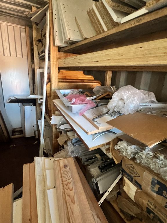 Rød 20 fods container M/ Døre & skabe ( Nr 4 )