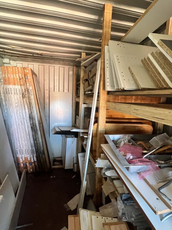 Rød 20 fods container M/ Døre & skabe ( Nr 4 )