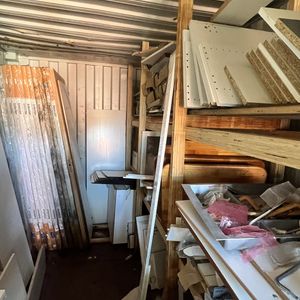 Rød 20 fods container M/ Døre & skabe ( Nr 4 )