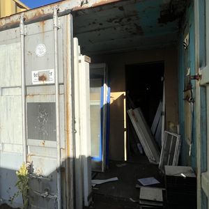 Grå 20 fods Container M/ vindue & Tagspåner