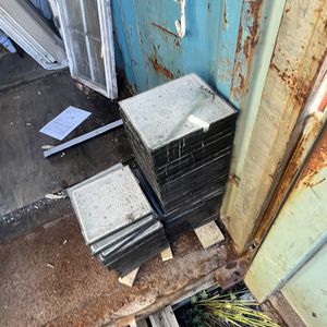 Grå 20 fods Container M/ vindue & Tagspåner