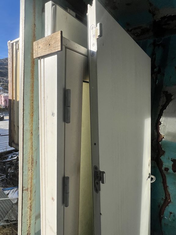 Grå 20 fods Container M/ vindue & Tagspåner