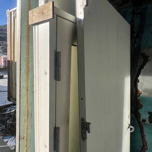 Grå 20 fods Container M/ vindue & Tagspåner