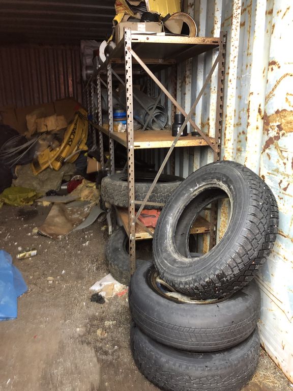 Rød 20 fods container m/indhold