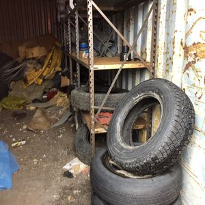 Rød 20 fods container m/indhold