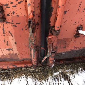 Rød 20 fods container m/indhold