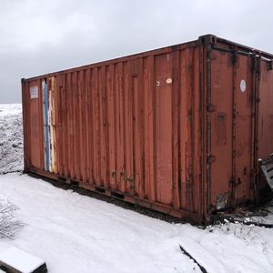 Rød 20 fods container m/indhold