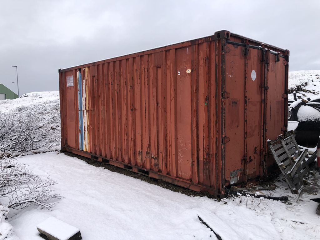 Rød 20 fods container m/indhold