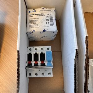 Kasse med diverse udstyr