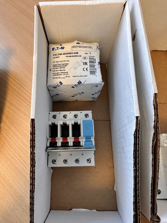 Kasse med diverse udstyr