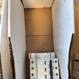 Kasse med diverse udstyr