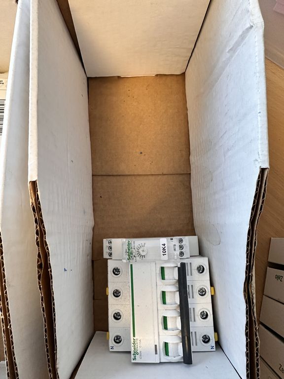 Kasse med diverse udstyr