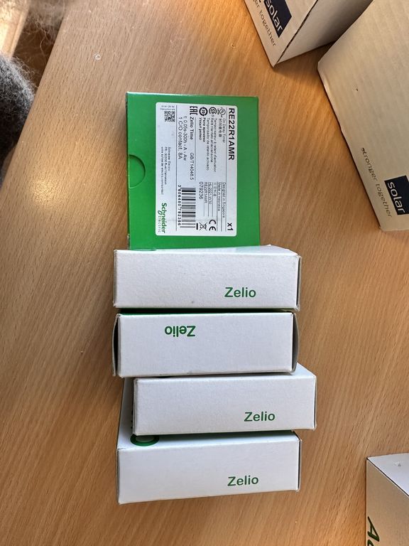 Kasse med diverse udstyr