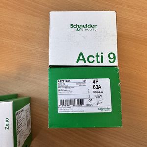 Kasse med diverse udstyr