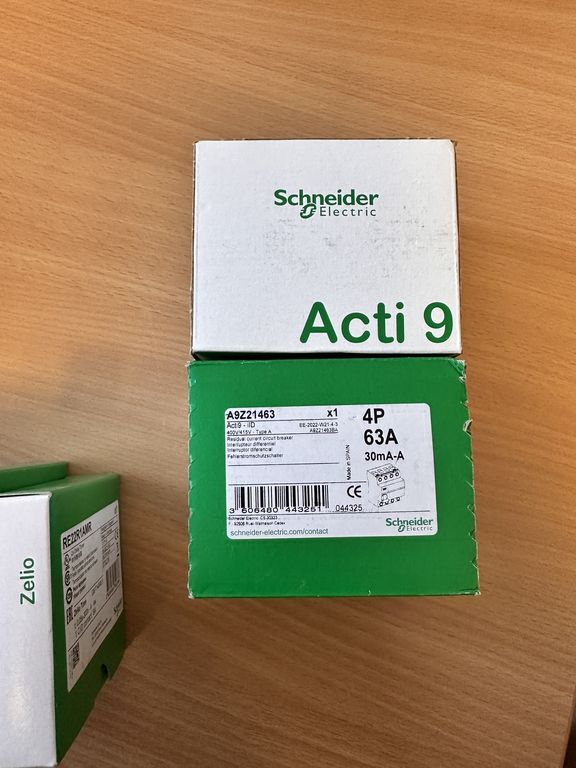 Kasse med diverse udstyr