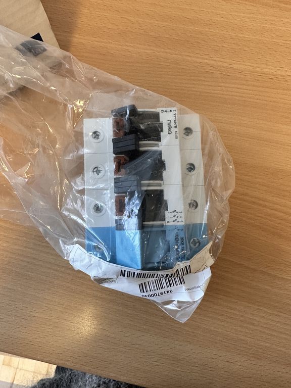 Kasse med diverse udstyr