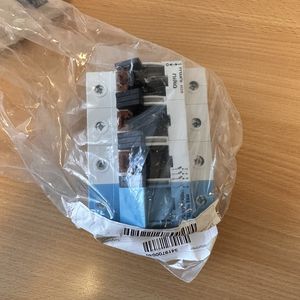 Kasse med diverse udstyr