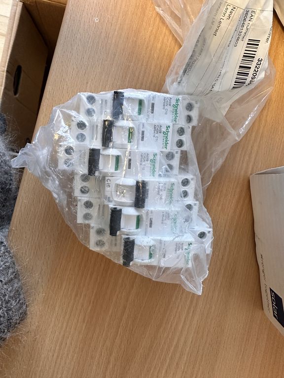 Kasse med diverse udstyr