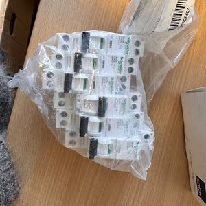 Kasse med diverse udstyr