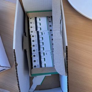 Kasse med diverse udstyr