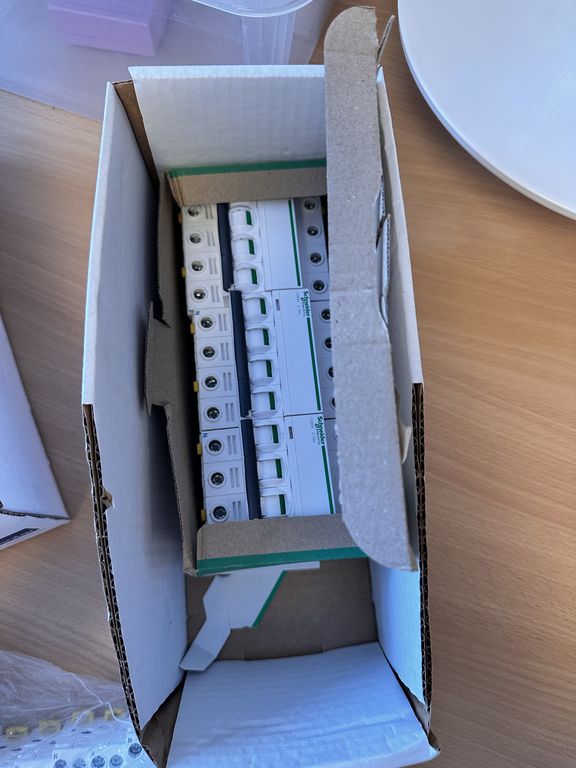 Kasse med diverse udstyr