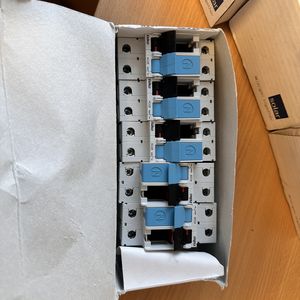 Kasse med diverse udstyr