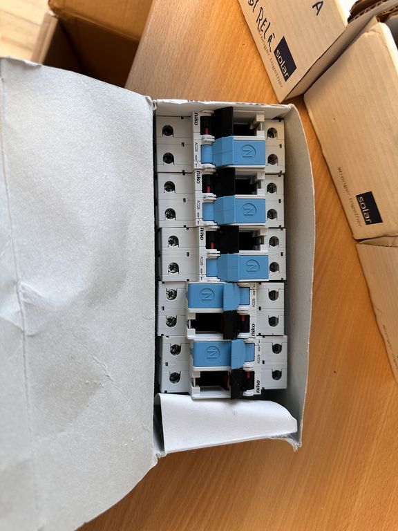 Kasse med diverse udstyr