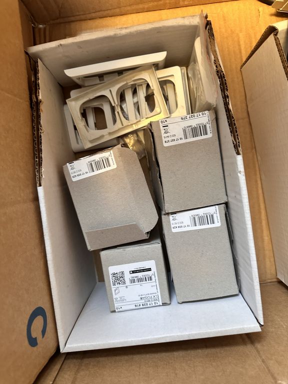 Kasse med diverse udstyr