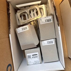 Kasse med diverse udstyr