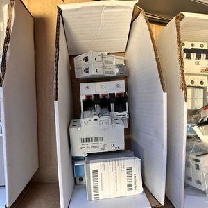 Kasse med diverse udstyr