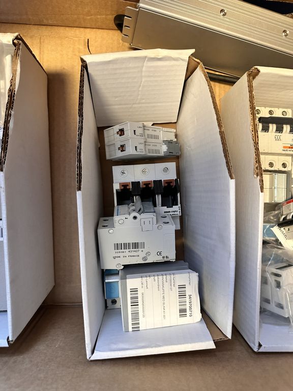 Kasse med diverse udstyr