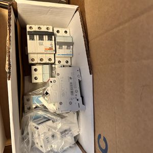 Kasse med diverse udstyr