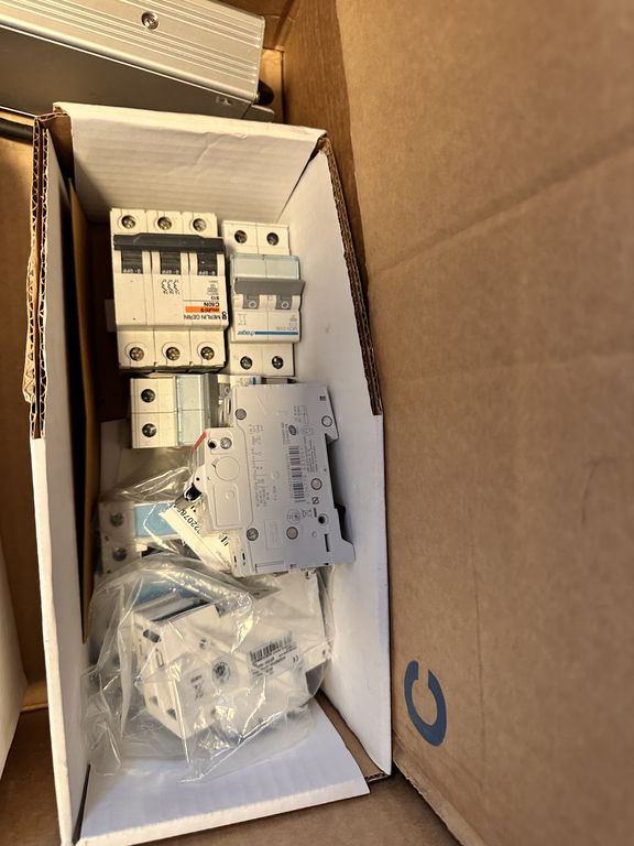 Kasse med diverse udstyr