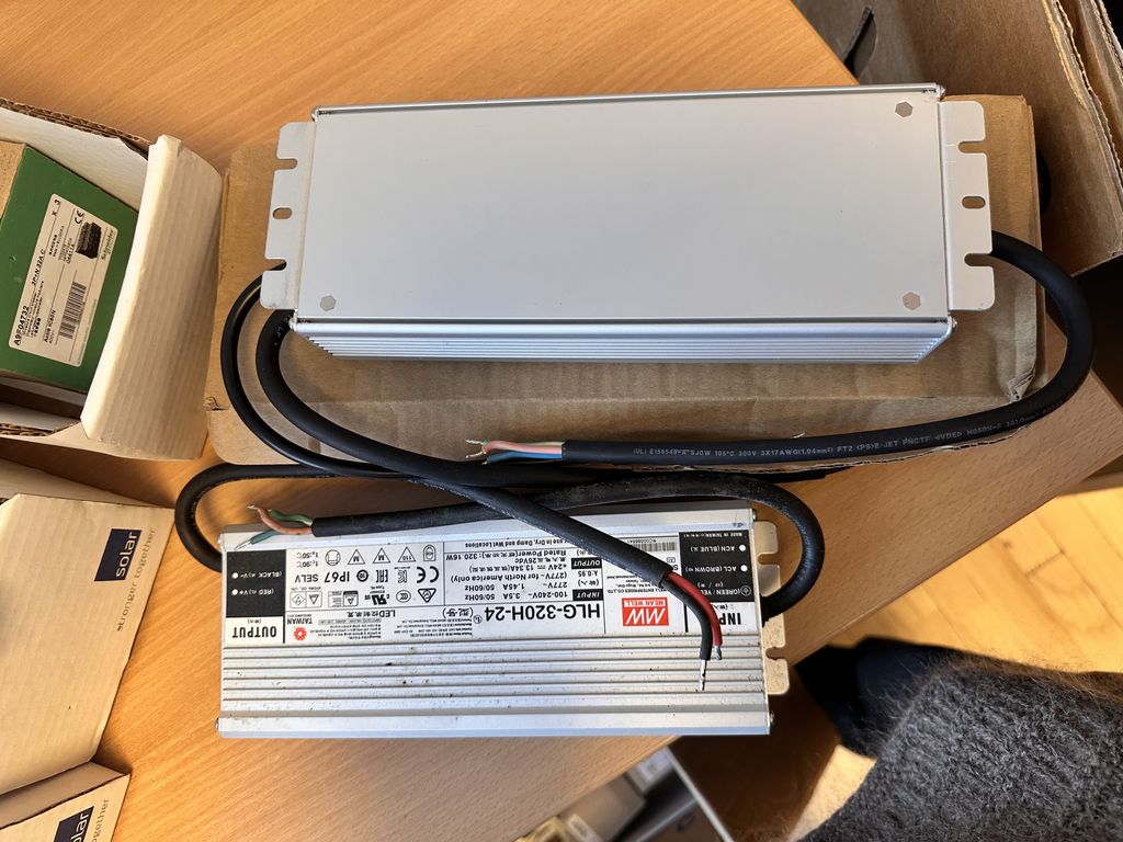 Kasse med diverse udstyr