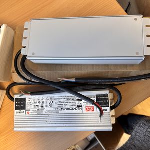 Kasse med diverse udstyr